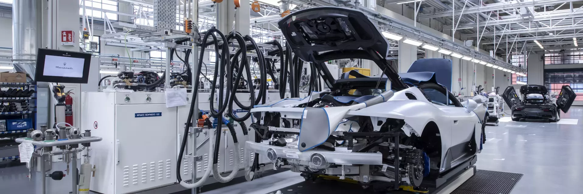 The established ProFlet AGV navigates the car bodies safely through final assembly